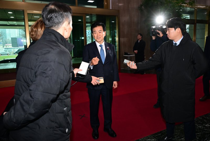 통일교 금품수수 의혹 당사자로 지목된 정동영 통일부 장관이 11일 오전 서울 종로구 정부서울청사로 출근하며 취재진의 질문에 답변하고 있다. (공동취재) 2025.12.11/뉴스1 ⓒ News1 임세영 기자