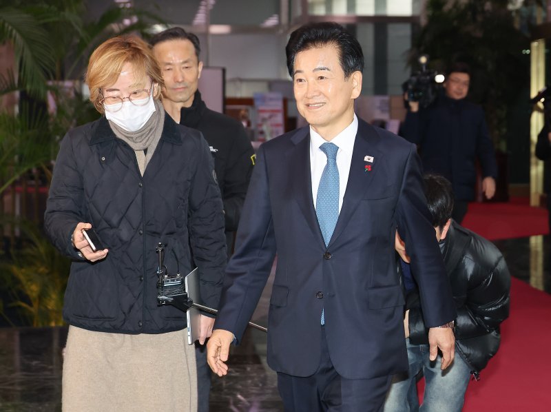 통일교 금품수수 의혹 당사자로 지목된 정동영 통일부 장관이 11일 오전 서울 종로구 정부서울청사로 출근하며 취재진의 질문에 답변하고 있다. (공동취재) 2025.12.11/뉴스1 ⓒ News1 임세영 기자