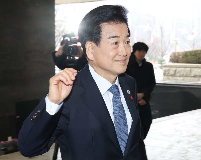 통일교 금품수수 의혹 당사자로 지목된 정동영 통일부 장관이 11일 오전 서울 종로구 정부서울청사로 출근하고 있다. (공동취재) 2025.12.11/뉴스1 ⓒ News1 임세영 기자