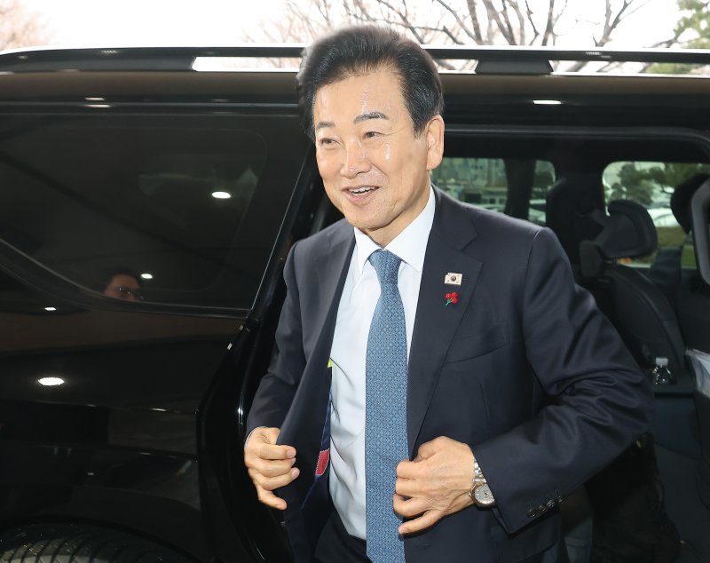 통일교 금품수수 의혹 당사자로 지목된 정동영 통일부 장관이 11일 오전 서울 종로구 정부서울청사로 출근하고 있다. (공동취재) 2025.12.11/뉴스1 ⓒ News1 임세영 기자