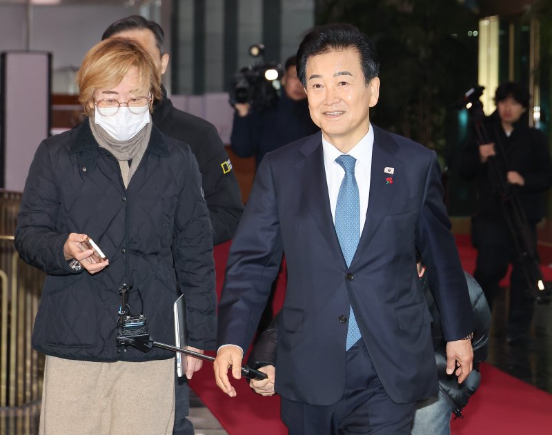 통일교 금품수수 의혹 당사자로 지목된 정동영 통일부 장관이 11일 오전 서울 종로구 정부서울청사로 출근하며 취재진의 질문에 답변하고 있다. (공동취재) 2025.12.11/뉴스1 ⓒ News1 임세영 기자