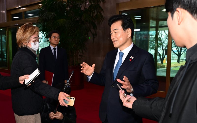 통일교 금품수수 의혹 당사자로 지목된 정동영 통일부 장관이 11일 오전 서울 종로구 정부서울청사로 출근하며 취재진의 질문에 답변하고 있다. (공동취재) 2025.12.11/뉴스1 ⓒ News1 임세영 기자
