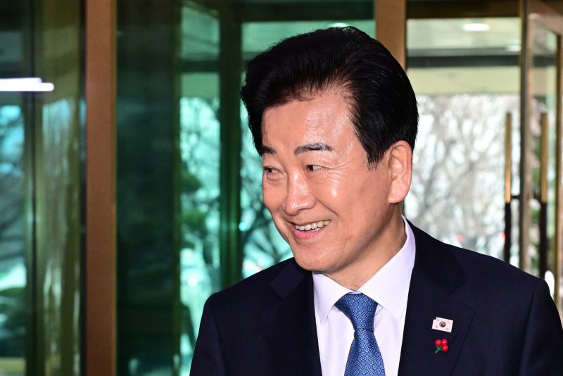 통일교 금품수수 의혹 당사자로 지목된 정동영 통일부 장관이 11일 오전 서울 종로구 정부서울청사로 출근하며 취재진의 질문에 답변하고 있다. (공동취재) 2025.12.11/뉴스1 ⓒ News1 임세영 기자