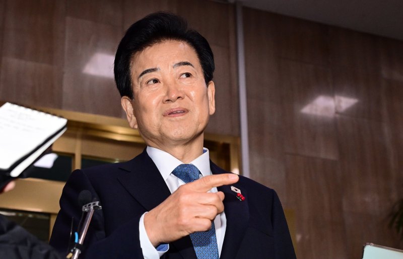 통일교 금품수수 의혹 당사자로 지목된 정동영 통일부 장관이 11일 오전 서울 종로구 정부서울청사로 출근하며 취재진의 질문에 답변하고 있다. (공동취재) 2025.12.11/뉴스1 ⓒ News1 임세영 기자