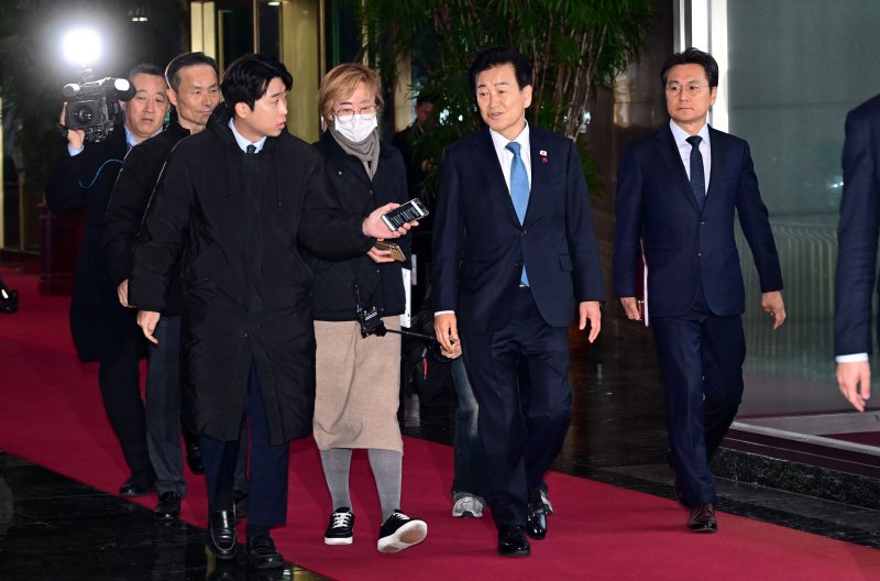 통일교 금품수수 의혹 당사자로 지목된 정동영 통일부 장관이 11일 오전 서울 종로구 정부서울청사로 출근하며 취재진의 질문에 답변하고 있다. (공동취재)2025.12.11/뉴스1 ⓒ News1 임세영 기자