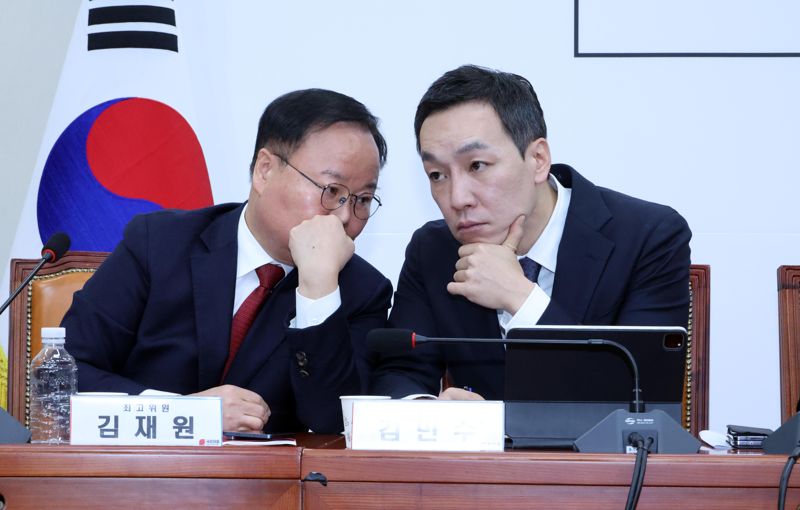 김재원 샌즈 카지노 사이트의힘 최고위원(왼쪽)과 김민수 최고위원이 11일 국회에서 열린 최고위원회의에서 귓속말을 하고 있다. 사진=박범준 기자
