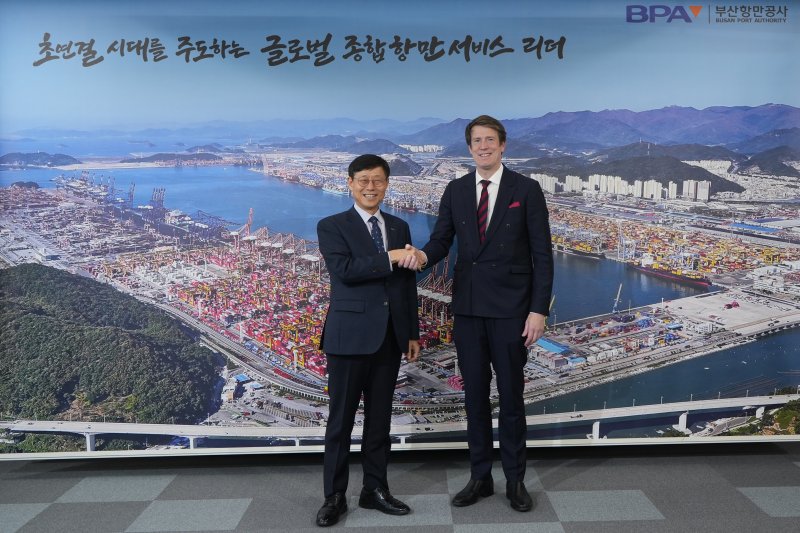 송상근 부산항만공사 사장(왼쪽)과 매즈 프레데릭센 북극경제이사회 사무총장 (부산항만공사 제공. 재판매 및 DB금지)