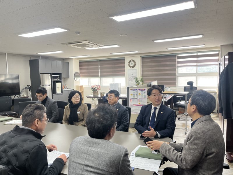 [천안=뉴시스] 구형서 충남도의원이 충남교육청, 천안교육지원청 관계자들과 함께 서북구 소재 중학교에서 발생했던 폭발물 신고 건과 관련한 간담회를 가졌다. (사진=구형서 도의원 제공) 2025.12.11 photo@newsis.com *재판매 및 DB 금지