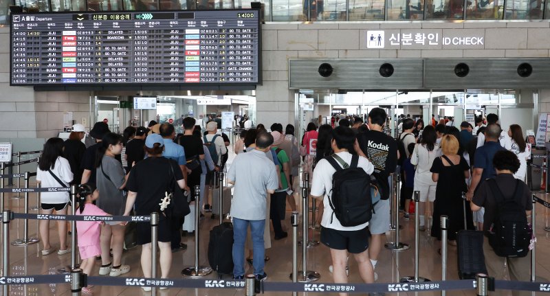 [서울=뉴시스] 김선웅 기자 = 사진은 지난 7월 29일 서울 강서구 김포국제공항에서 여행객들이 탑승 수속을 밟고 있는 모습. 2025.07.29. mangusta@newsis.com