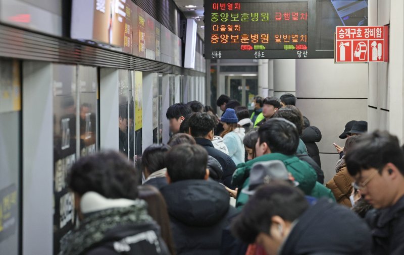 서울 영등포구 9호선 당산역 승강장이 지하철을 이용하려는 시민들로 붐비고 있다. 2025.2.7/뉴스1 ⓒ News1 장수영 기자