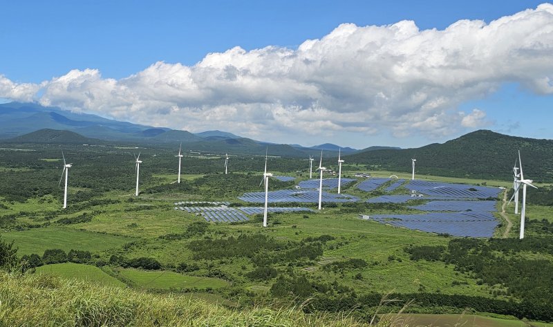 [제주=뉴시스] 제주 서귀포시 표선면 가시리 목장에 조성한 태양광 패널과 풍력발전시설. (사진=뉴시스 DB). photo@newsis.com