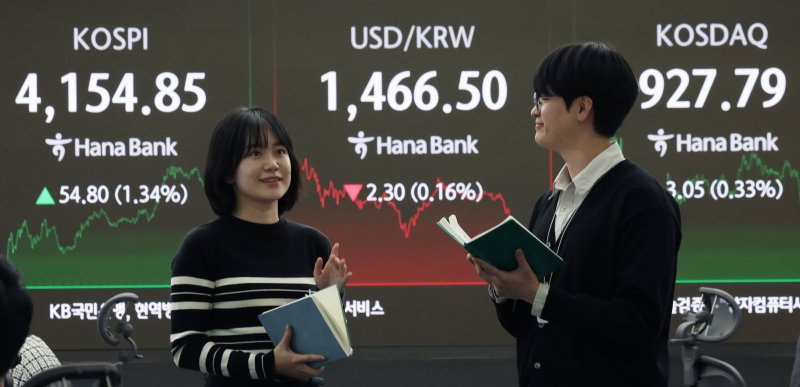 [서울=뉴시스] 김진아 기자 = 8일 서울 중구 하나은행 딜링룸에서 딜러들이 업무를 보고 있다. 코스피는 전 거래일(4100.05)보다 54.80포인트(1.34%) 오른 4154.85에, 코스닥 지수는 전 거래일(924.74)보다 3.05포인트(0.33%) 상승한 927.79에 거래를 종료했다.2025.12.08. bluesoda@newsis.com