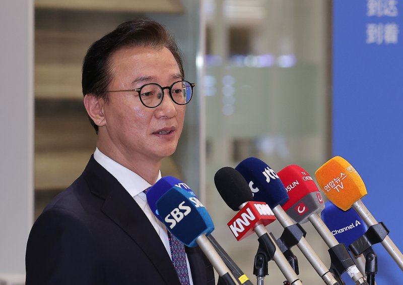 통일교로부터 금품을 수수했다는 의혹이 제기된 전재수 해양수산부 장관이 11일 오전 'UN해양총회' 유치 활동을 마친 후 인천국제공항 제2여객터미널을 통해 귀국해 입장을 밝히고 있다. 2025.12.11/뉴스1 ⓒ News1 김성진 기자