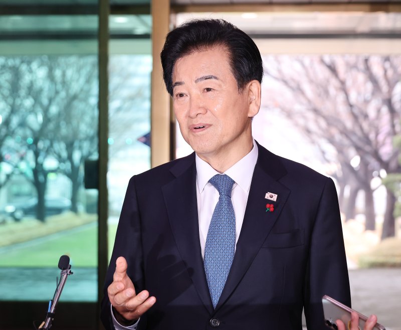 통일교 금품수수 의혹 당사자로 지목된 정동영 통일부 장관이 11일 오전 서울 종로구 정부서울청사로 출근하며 취재진의 질문에 답변하고 있다. (공동취재) 2025.12.11/뉴스1 ⓒ News1 임세영 기자