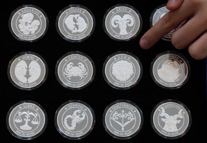 [서울=뉴시스] 이영환 기자 = 은값 상승 랠리가 이어지고 있는 9일 오후 서울 종로구 한국금거래소에서 직원이 은 제품을 선보이고 있다.뉴욕상품거래소와 런던금속거래소에 따르면 지난 5일(현지시간) 국제 은값(선물)은 온스당 59.05달러(약 8만700원)로 처음으로 60달러 선에 근접했다. 2025.12.09. 20hwan@newsis.com