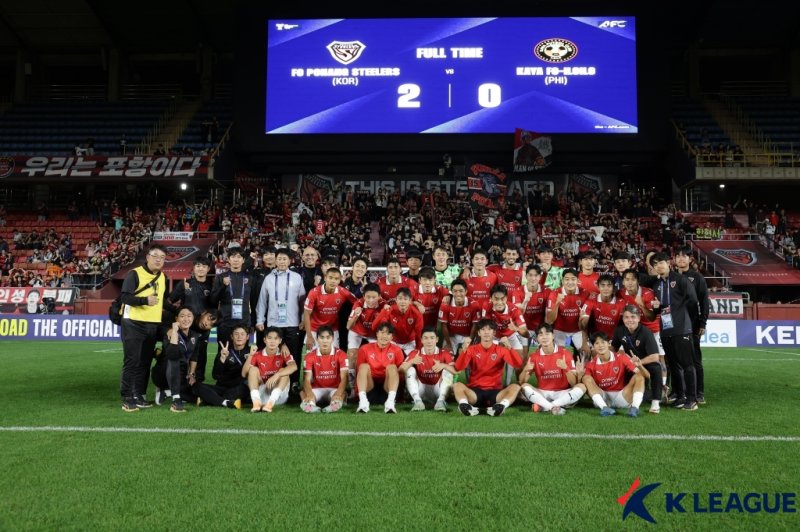 [서울=뉴시스] 카야(필리핀)를 꺾은 프로축구 K리그1 포항스틸러스의 선수단. (사진=한국프로축구연맹 제공) *재판매 및 DB 금지