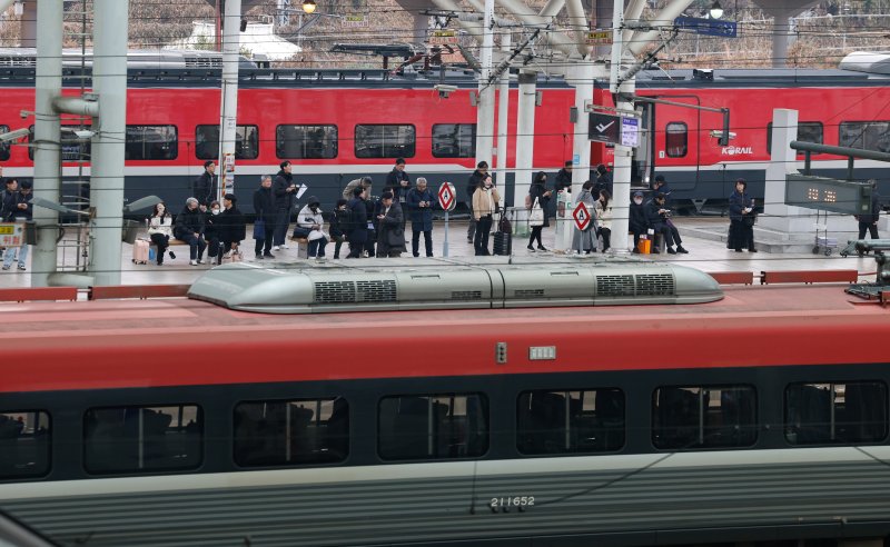 서울역에서 시민들이 열차를 기다리고 있다. 뉴스1