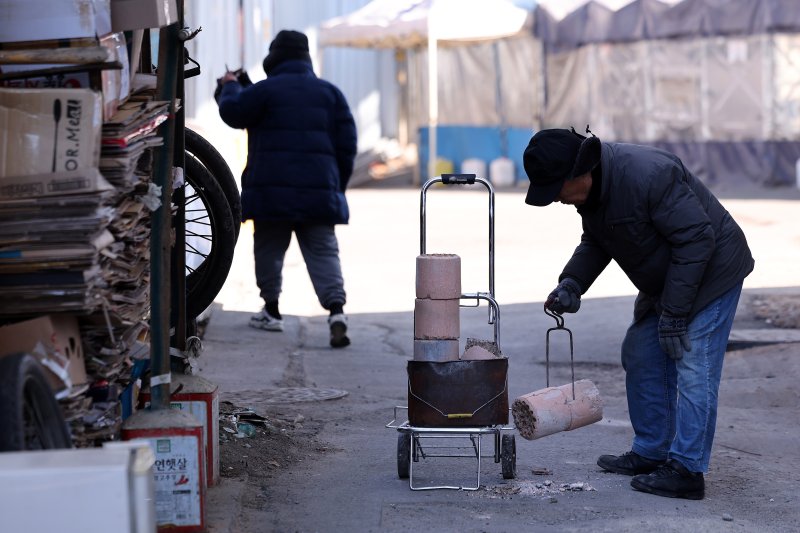연일 한파가 지속된 5일 오후 서울 영등포 쪽방촌에서 주민이 연탄재를 정리하고 있다. 2025.2.5/뉴스1 ⓒ News1 박지혜 기자