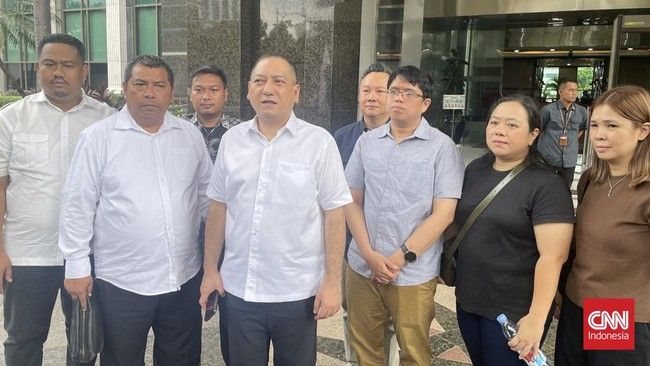 미래에셋증권 인도네시아 법인에서 피해를 입은 다수 고객들과 변호인단이 증권계좌 불법 접속과 투자금 손실 사건과 관련해 보호 조치를 요구하기 위해 금융감독청(OJK)에 면담을 요청했지만 거부당하고 있다. (출처: CNN 뉴스)