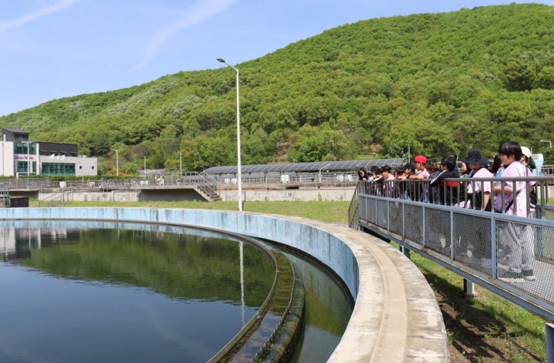 [경기광주=뉴시스]광주도시관리공사에서 진행한 '환경교육 프로그램'에 참여한 학생들(사진=광주도시관리공사 제공)2025.12.11.photo@newsis.com
