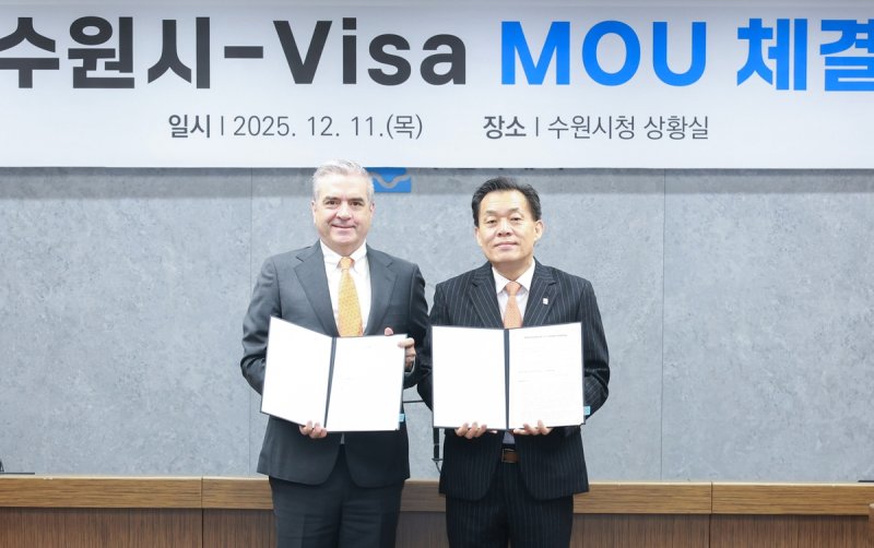 이재준 수원시장(오른쪽)과 패트릭 스토리 비자 코리아 사장이 협약 체결 후 함께하고 있다. 수원시 제공