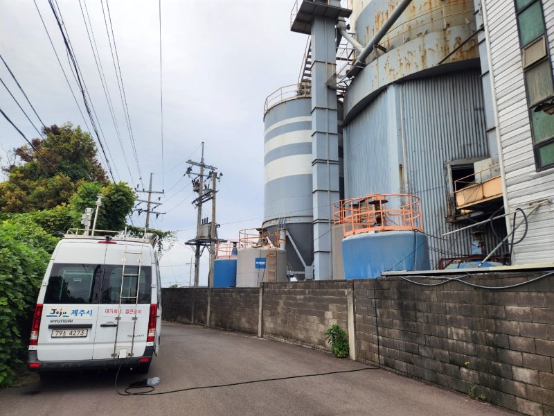 [제주=뉴시스] 제주시가 유해대기측정차량을 활용해 환경오염물질 배출사업장을 점검하고 있다. (사진=제주시 제공) 2025.12.11. photo@newsis.com *재판매 및 DB 금지