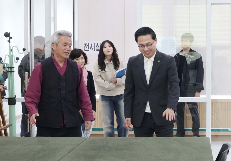 [대전=뉴시스] 조명휘 기자 = 박희조(오른쪽) 대전 동구청장이 동구문화원을 찾아 시설점검을 하고 있다. (사진= 동구청 제공) 2025.12.11. photo@newsis.com *재판매 및 DB 금지