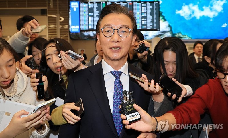 전재수 해양수산부 장관이 11일 인천공항에서 기자들의 질문에 답변하고 있다. 연합뉴스