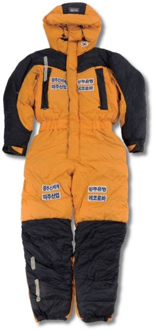 [서울=뉴시스] 산악인 김홍빈 등반 자료 중 의복 (사진=국가유산청 제공) 2025.12.11. photo@newsis.com *재판매 및 DB 금지