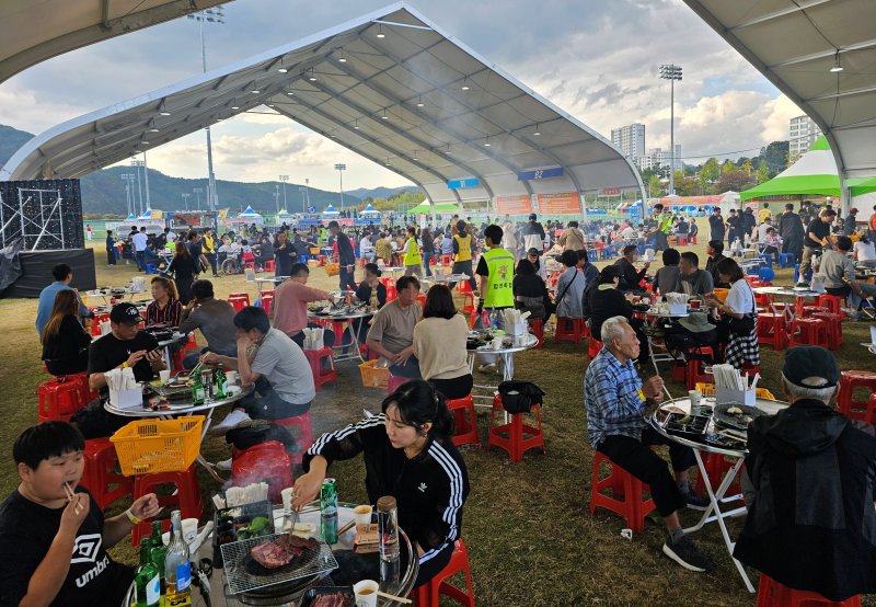 합천황토한우축제 구이존. 뉴스1 DB