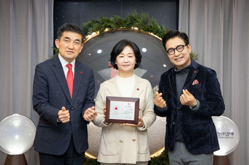 사랑의열매 황인식 사무총장, 전진주·배동성 부부(왼쪽부터)가 나눔리더 골드 인증패를 들고 기념사진을 촬영하고 있다. 사랑의열매 제공