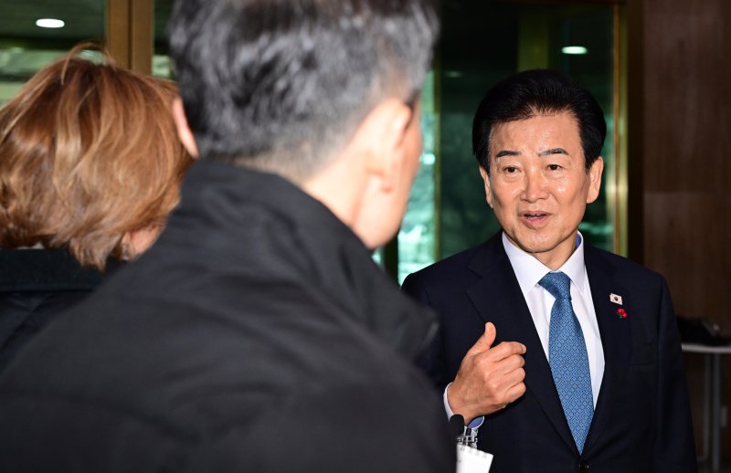 통일교 금품수수 의혹 당사자로 지목된 정동영 통일부 장관이 11일 오전 서울 종로구 정부서울청사로 출근하며 취재진의 질문에 답변하고 있다. (공동취재) 2025.12.11/뉴스1 ⓒ News1 임세영 기자