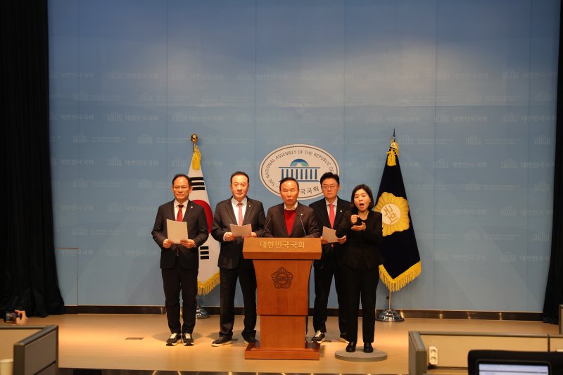 국회 국민의힘 박덕흠 의원 등 4명의 국회의원들이 11일 국회 소통관에서 농어촌 기본소득 국지 지원 확대해 줄 것을 촉구했다.