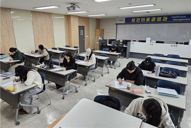 [전주=뉴시스]윤난슬 기자 = 전북 전주비전대학교는 보건의료경영과가 대한병원행정관리자협회 주관 '2025년 국가공인 병원행정사·건강보험사 자격시험'에서 응시자 전원이 합격했다고 11일 밝혔다. (사진=전주비전대 제공) photo@newsis.com