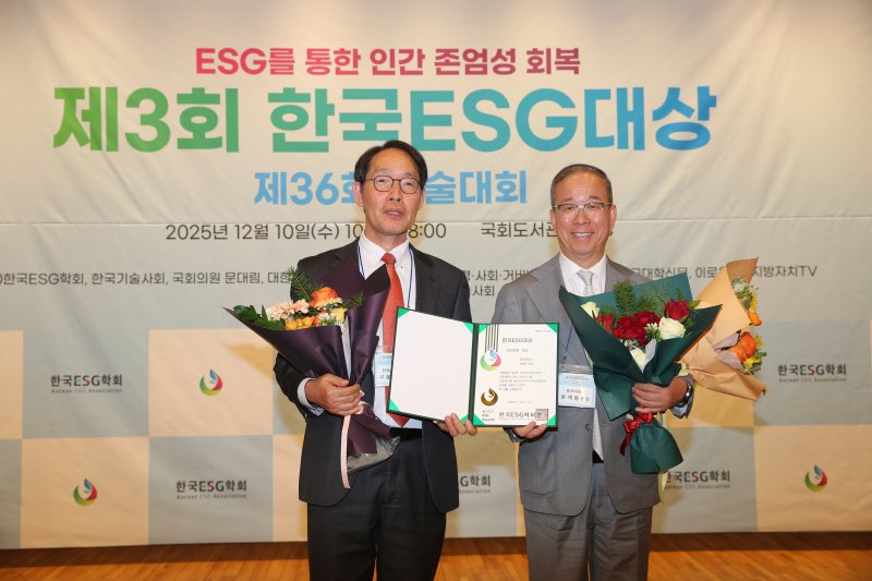 윤재웅 총장이 ESG 대상 수상 후 기념촬영을 하고 있다. (동국대 제공)