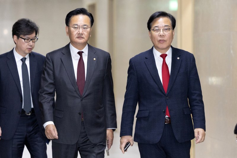 송언석 국민의힘 원내대표, 유상범 원내수석이 10일 서울 여의도 국회에서 김병기 더불어민주당 원내대표, 문진석 원내수석과 비공개 회동을 위해 운영위원장실로 향하고 있다. 2025.12.10/뉴스1 ⓒ News1 이승배 기자