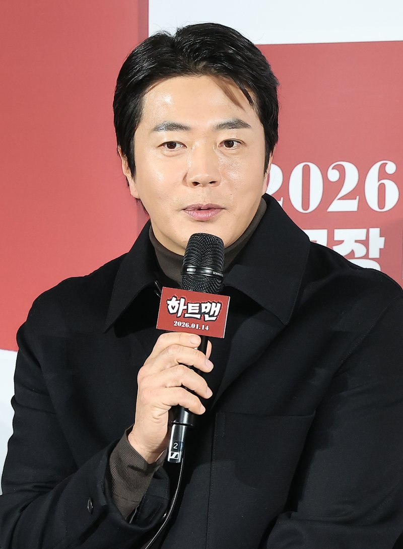 배우 권상우가 11일 오전 서울 광진구 롯데시네마 건대입구에서 열린 영화 ‘하트맨’ 제작보고회에 참석해 인사말을 하고 있다. ‘하트맨’은 돌아온 남자 승민(권상우)이 다시 만난 첫사랑을 놓치지 않기 위해 고군분투하지만, 첫사랑에게 절대 말할 수 없는 비밀이 생기며 벌어지는 코미디로 내년 1월 14일 개봉한다. 2025.12.11/뉴스1 ⓒ News1 김진환 기자