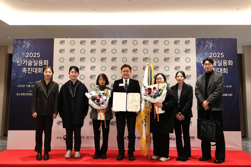 [서울=뉴시스] 10일 '2025년도 산업기술진흥유공' 국무총리표창 수상 후 기념촬영하는 임종덕 국립문화유산연구원장(가운데)과 관계자들 (사진=국가유산청 제공) 2025.12.11. photo@newsis.com *재판매 및 DB 금지