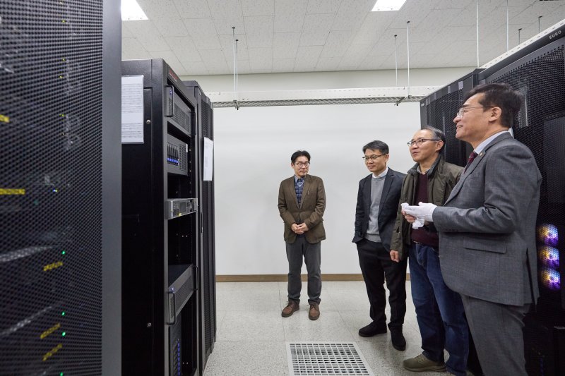 [인천=뉴시스] 인하대 AI 데이터센터 개소식에서 조명우(맨 오른쪽) 총장이 AI 데이터센터를 둘러보고 있다. (사진=인하대 제공) 2025.12.11. photo@newsis.com *재판매 및 DB 금지