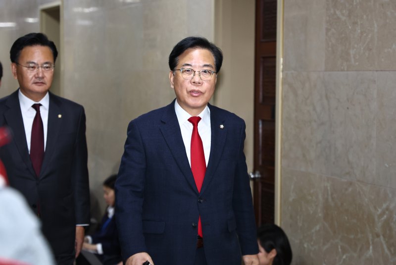 [서울=뉴시스] 김명년 기자 = 송언석 국민의힘 원내대표가 10일 오후 서울 여의도 국회에서 김병기더불어민주당 원내대표와의 회동을 위해 운영위원장실로 이동하고 있다. 2025.12.10. kmn@newsis.com