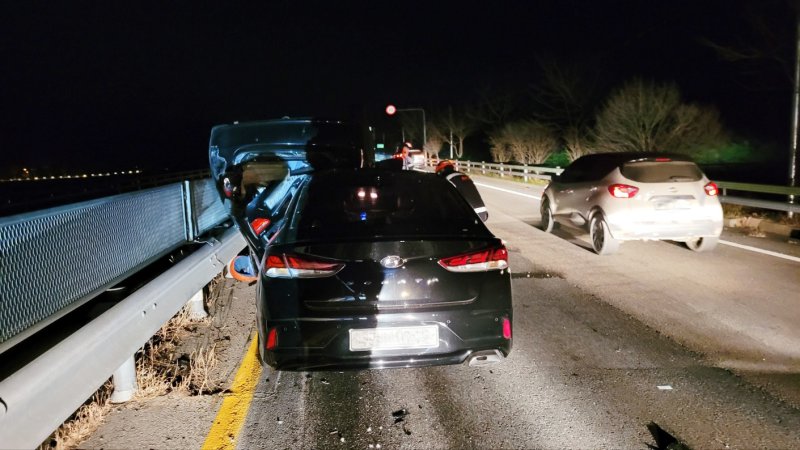 [진주=뉴시스]진주 국도 교통사고.(사진=독자 제공).2025.12.11.photo@newsis.com *재판매 및 DB 금지