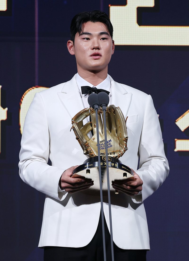 9일 오후 서울 송파구 롯데호텔 월드에서 열린 프로야구 2025 신한 SOL뱅크 골든글러브 시상식에서 유격수 부문 골든글러브를 수상한 NC 김주원이 수상 소감을 말하고 있다. 2025.12.9/뉴스1 ⓒ News1 김진환 기자