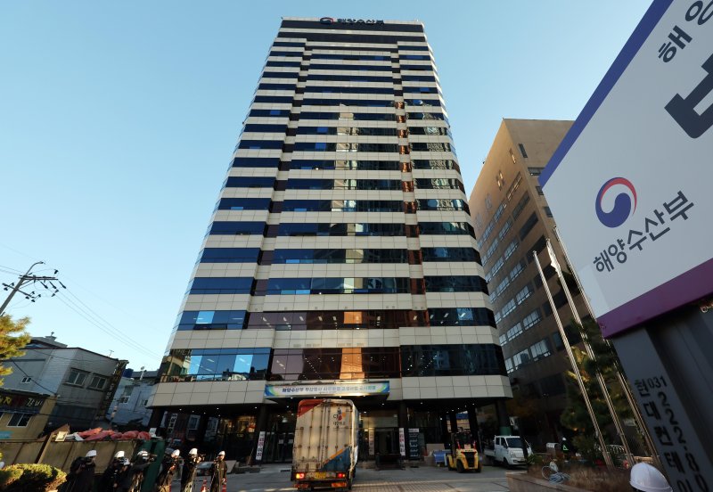 [부산=뉴시스] 하경민 기자 = 해양수산부(해수부)가 세종에서 부산 동구 IM빌딩(본관)·협성타워(별관) 임시청사로 단계적 이전을 시작한 가운데 9일 첫 이삿짐을 실은 차량이 부산 본관 건물로 들어서고 있다. 해수부 이전을 위한 이사는 약 2주 간에 걸쳐 5t 트럭 249대와 하루 60여 명의 인력을 투입해 실국별로 순차적으로 진행된다. 2025.12.09. yulnetphoto@newsis.com