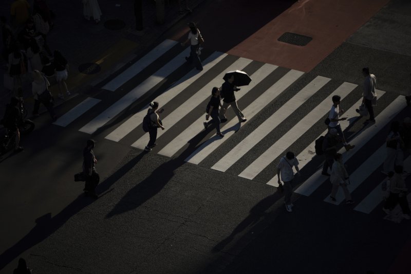 [도쿄=AP/뉴시스]지난 7월 21일 일본 도쿄에서 시민들이 횡단보도를 건너고 있다. 2025.12.11.
