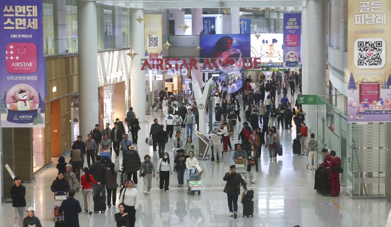 [인천공항=뉴시스] 김근수 기자 = 3일 인천 중구 인천국제공항 제1여객터미널 면세점에서 여행객들이 오가고 있다. 2025.12.03. ks@newsis.com