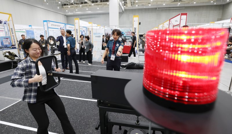 지난 9월 10일 경기 수원시 영통구 수원컨벤션센터에서 열린 '2025 공직박람회'를 찾은 관람객들이 경찰의 순환식 체력검사를 체험해 보고 있다. 2025.9.10/뉴스1 ⓒ News1 김영운 기자