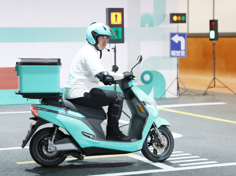 [하남=뉴시스] 김진아 기자 = 경기 하님시 배민라이더스쿨에서 열린 '2025 배민라이더스쿨 개관 기념식'에서 이륜차 교육 전문 강사들이 시범을 보이고 있다. 2025.09.21. bluesoda@newsis.com