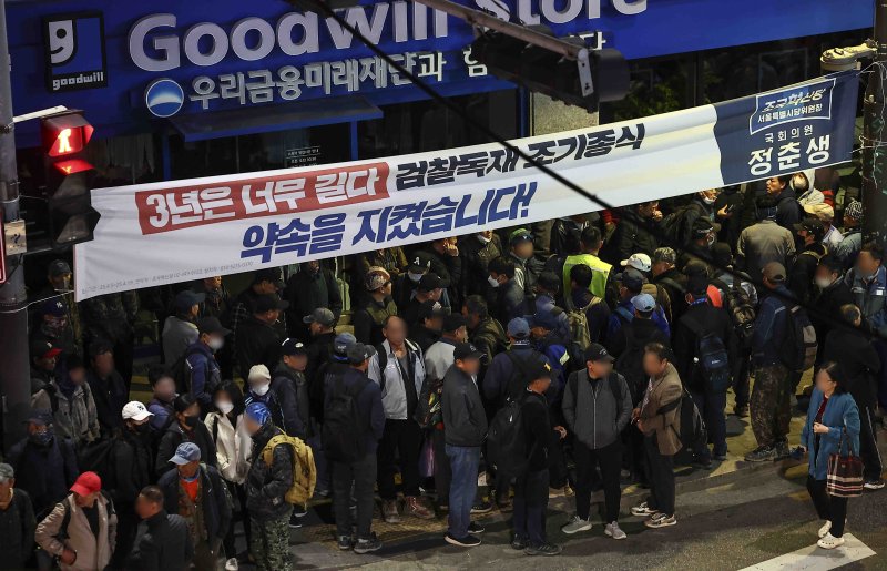 [서울=뉴시스] 김근수 기자 = 서울 구로구 남구로역 인근 인력시장에서 건설 일용직 노동자들이 일자리를 구하기 위해 장사진을 이루고 있다. 2025.04.10. ks@newsis.com