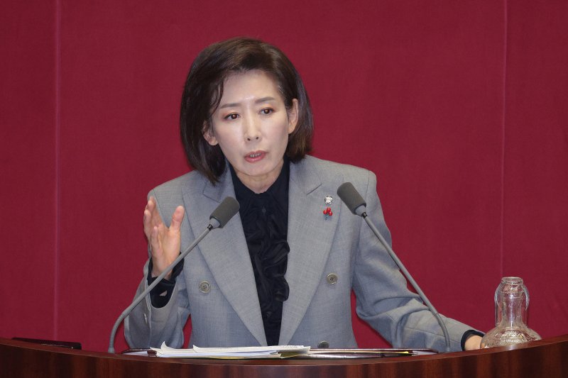 나경원 국민의힘 의원이 9일 서울 여의도 국회에서 열린 제429회국회(정기회) 제16차 본회의에서 가맹사업거래의 공정화에 관한 법률 일부개정법률안에 대한 무제한 토론(필리버스터)을 하고 있다. 2025.12.9/뉴스1 ⓒ News1 신웅수 기자