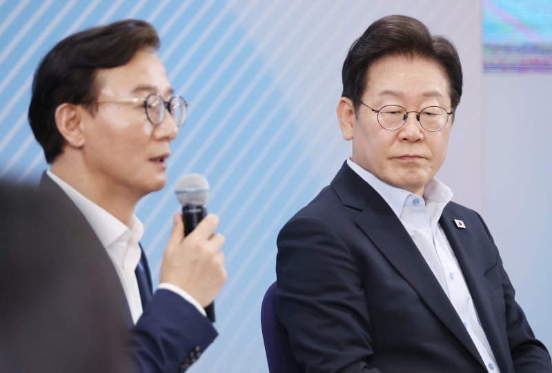 [부산=뉴시스] 최동준 기자 = 이재명 대통령이 25일 부산 부경대에서 열린 타운홀미팅 '부산의 마음을 듣다' 지역 주민 간담회에서 전재수 해양수산부 장관의 발언을 듣고 있다. (대통령실통신사진기자단) 2025.07.25. photocdj@newsis.com